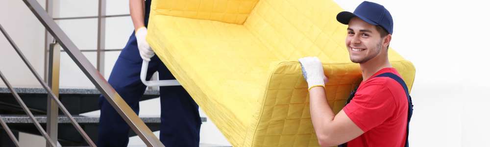 Umzugsunternehmen trägt Sofa Umzugsunternehmen trägt Sofa
